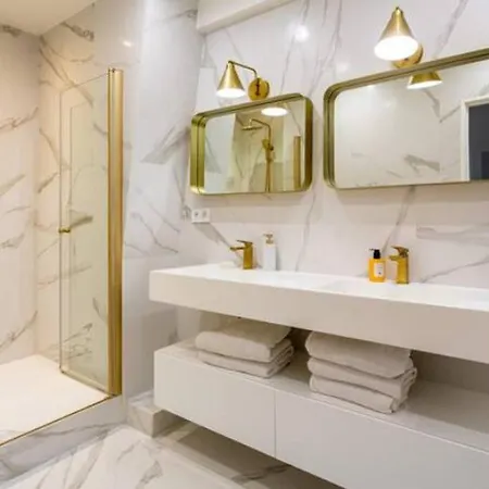 2 Bedroom Champs Elysee * Paris