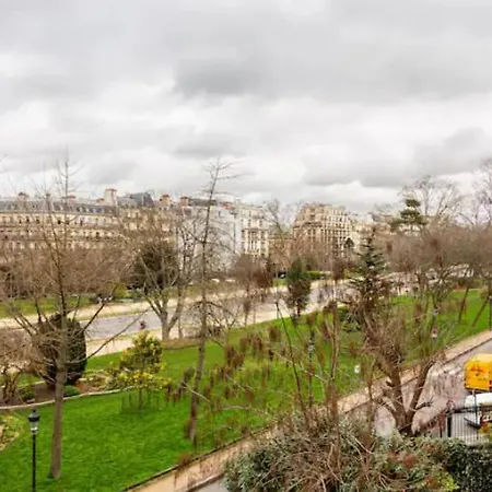 2 Bedroom Champs Elysee Apartment Paris