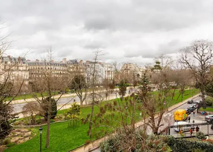2 Bedroom Champs Elysee Daire Paris