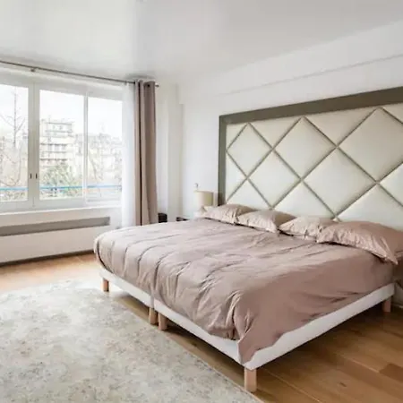 2 Bedroom Champs Elysee Apartment *